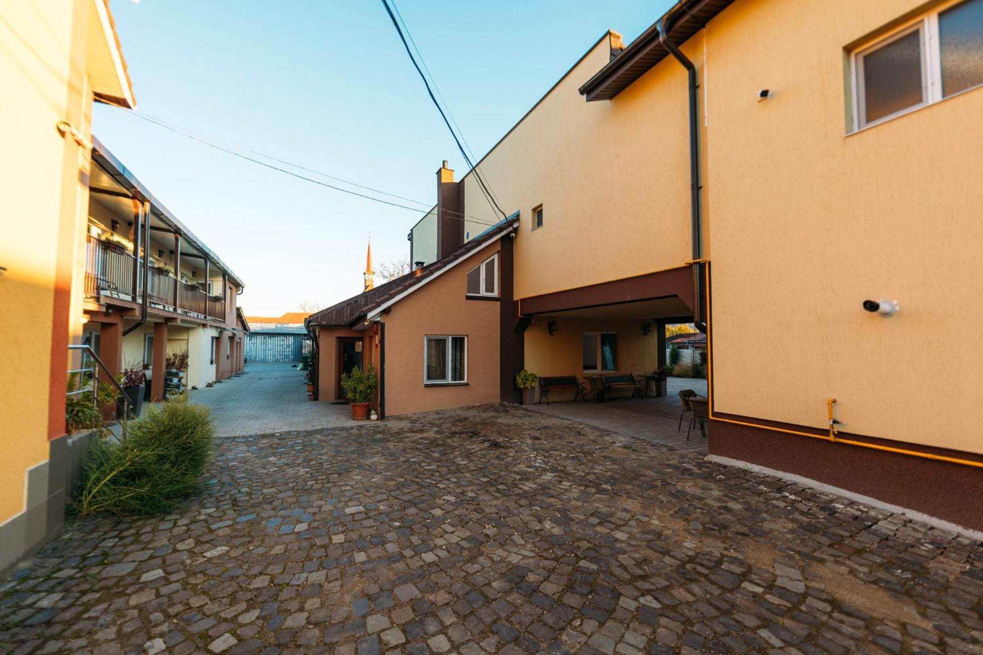 Pensiune Carpati Hunedoara Exterior foto